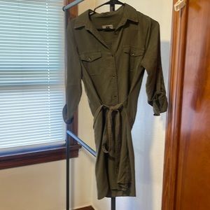 Green dress with buttons and tie